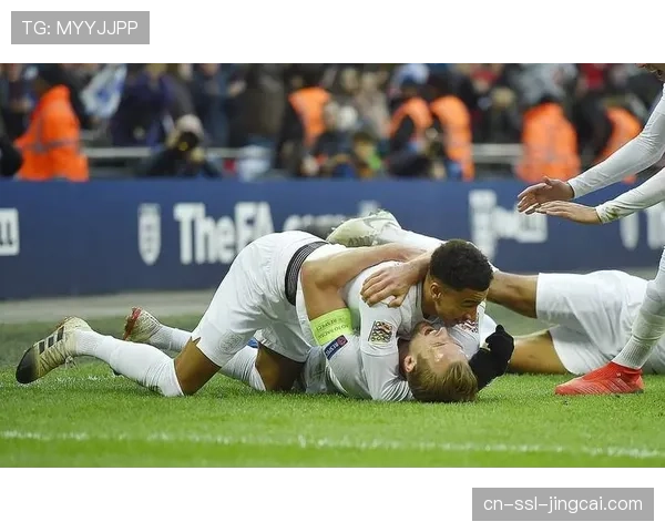 终场哨响，活塞球员相拥庆祝结束18年分区冠军荒的历史时刻